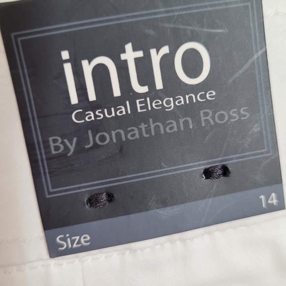 NWT Shorts, Intro by Jonathan Ross - Picture 3 of 5